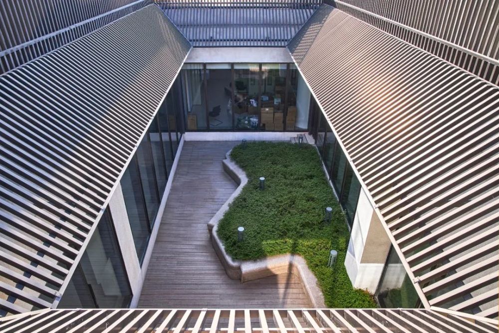 ▲ 頂層小院，為辦公區服務