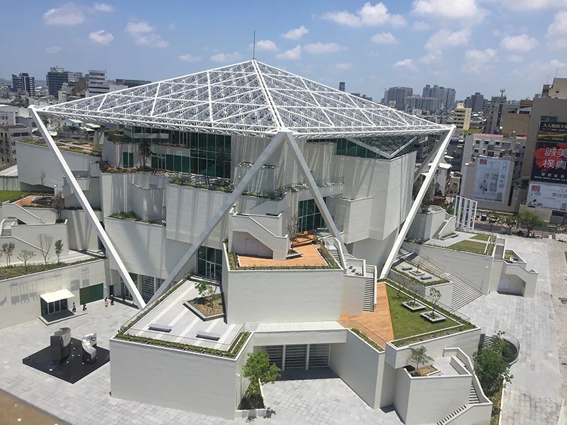 臺南藝術(shù)博物館，五邊形屋頂天篷下的堆疊體塊