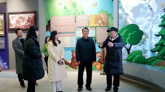 武陵源區人民政府副區長唐利民帶隊到張家界世界地質公園博物館調研