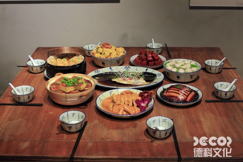 藝術(shù)展廳裝修設(shè)計中，如何選擇合適的展示架和展示方式