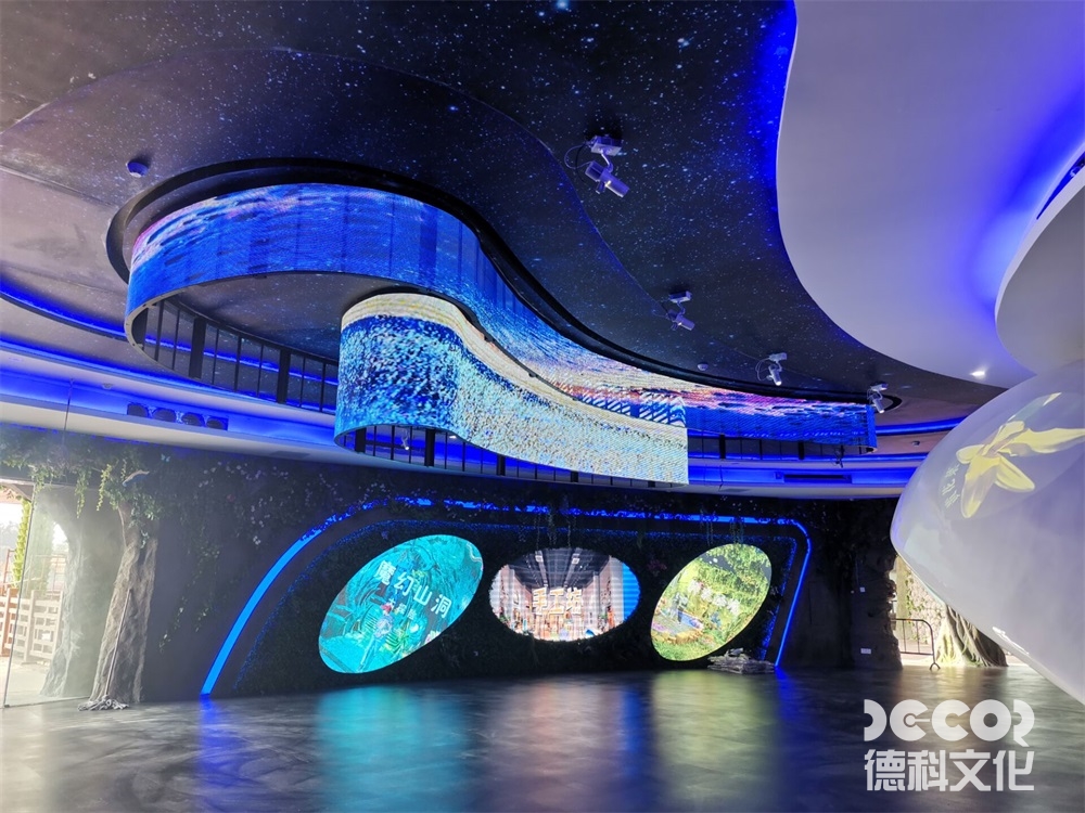 如何在文化展館設計中利用展示方式和互動裝置來引發觀眾的思考和探索？