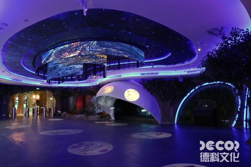 文化展館設計中，如何利用展示區域的燈光和音效來創造戲劇性的展覽效果？