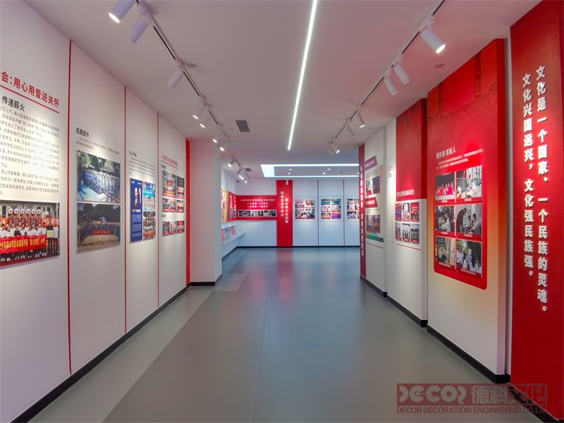 紅色展館設計中的數字化設計應該如何與傳統展示方式結合？