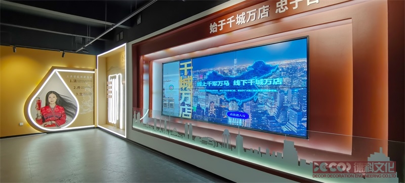 如何在文化展館設計中利用展覽場館的特點和歷史背景來展示文化內涵？