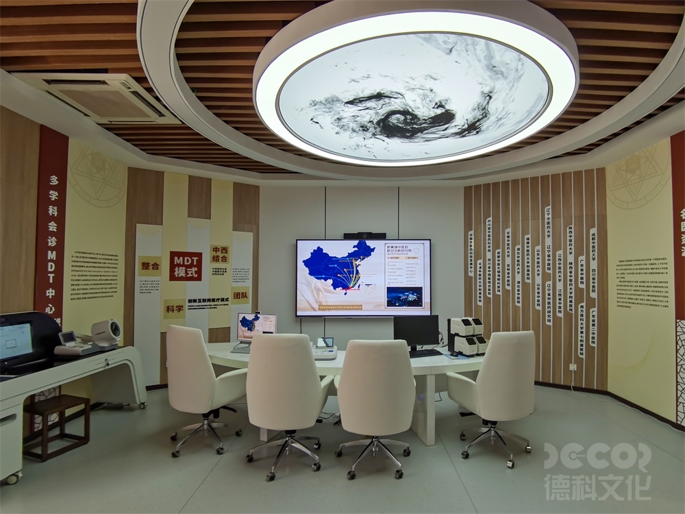 中醫藥展覽館設計中是否需要使用現代科技和互動裝置？